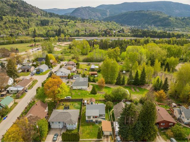 555 5th Ave, House detached with 6 bedrooms, 3 bathrooms and 4 parking in Castlegar BC | Image 13