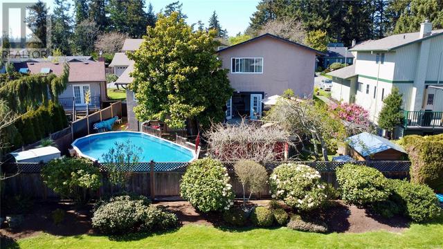 732 Viaduct Ave E, House detached with 4 bedrooms, 3 bathrooms and 4 parking in Saanich BC | Image 2