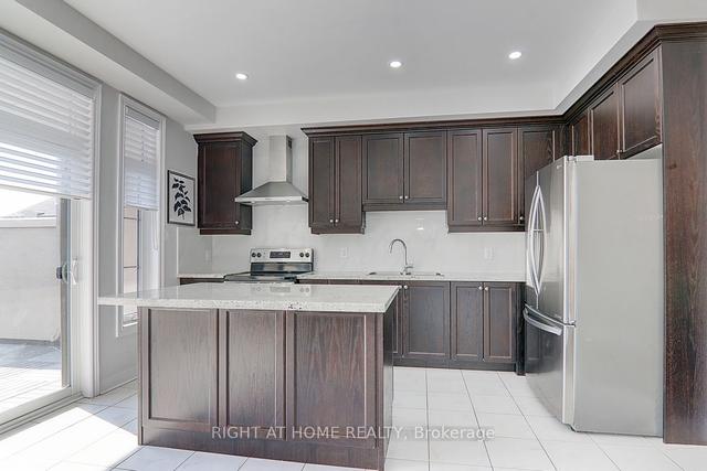 83 Grand Trunk Ave, House attached with 4 bedrooms, 4 bathrooms and 4 parking in Vaughan ON | Image 2