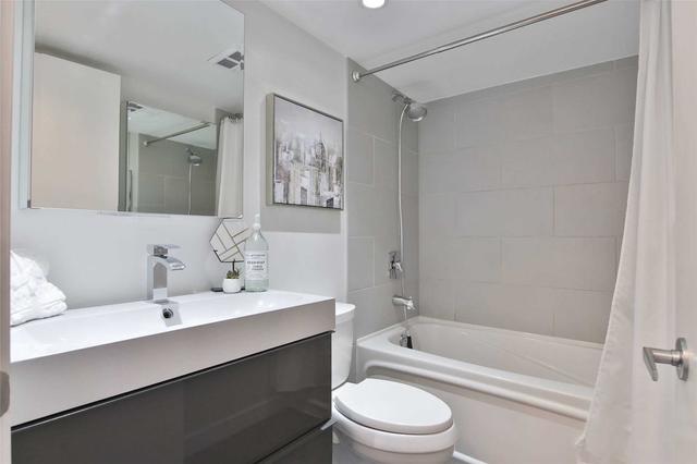 1112 - 8 York St, Condo with 2 bedrooms, 2 bathrooms and 1 parking in Toronto ON | Image 15