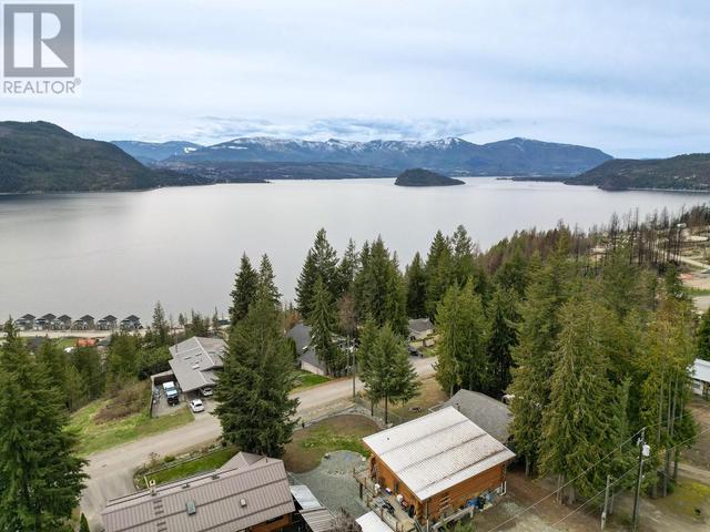 5271 Meadow Creek Crescent, House detached with 3 bedrooms, 2 bathrooms and 4 parking in Columbia Shuswap F BC | Image 2