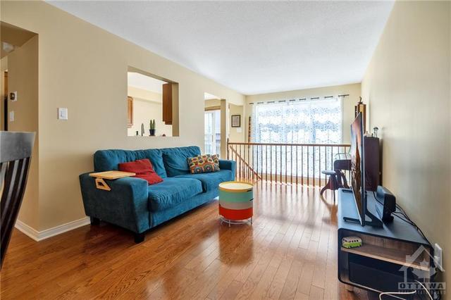 274 Silbrass Private, Townhouse with 3 bedrooms, 3 bathrooms and 3 parking in Ottawa ON | Image 5