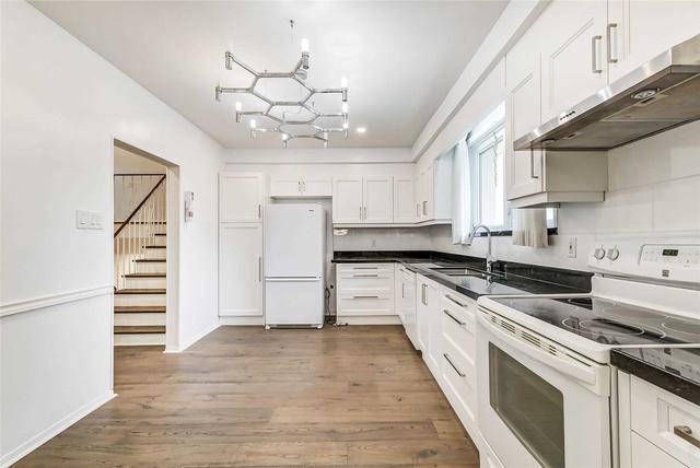 1 Robingrove Rd, House detached with 3 bedrooms, 2 bathrooms and 3 parking in Toronto ON | Image 4