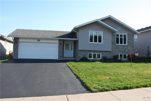 70 Oak Avenue, House detached with 4 bedrooms, 2 bathrooms and 6 parking in Petawawa ON | Image 2