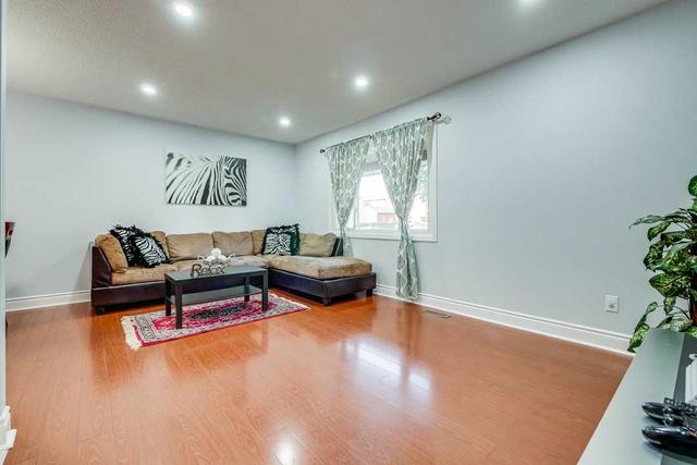259 Hansen Rd N, House semidetached with 3 bedrooms, 1 bathrooms and 3 parking in Brampton ON | Image 2
