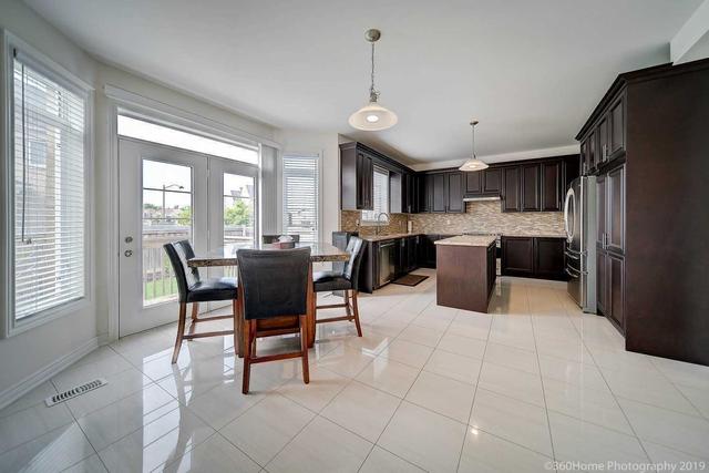 537 Daniel Clarke Way, House detached with 4 bedrooms, 4 bathrooms and 4 parking in Oakville ON | Image 2