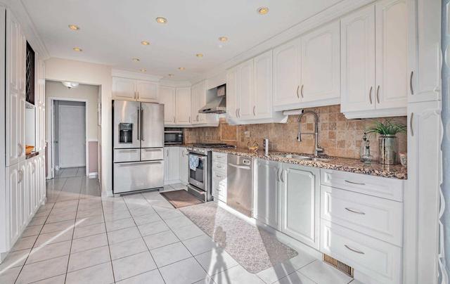 11 Newport St, House detached with 4 bedrooms, 5 bathrooms and 4 parking in Brampton ON | Image 2