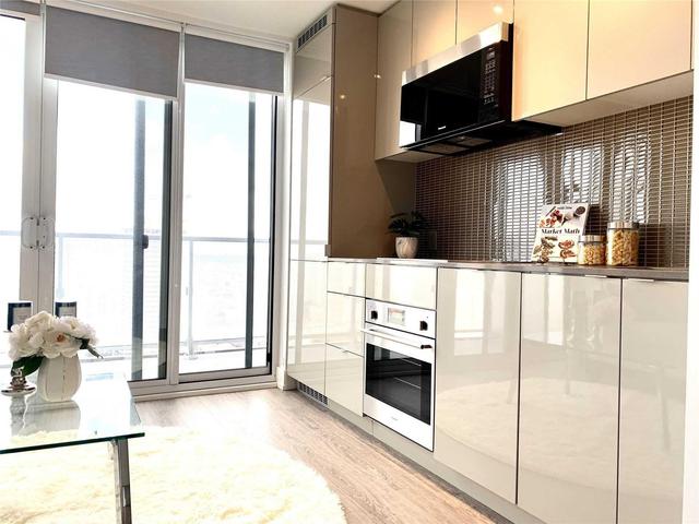 4008 - 7 Grenville St, Condo with 0 bedrooms, 1 bathrooms and null parking in Toronto ON | Image 3