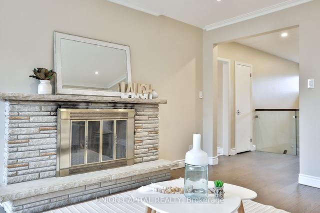 12 Firthway Crt, House detached with 3 bedrooms, 2 bathrooms and 5 parking in Toronto ON | Image 2