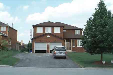 364 Kirby Cres, House detached with 2 bedrooms, 1 bathrooms and 2 parking in Newmarket ON | Image 1