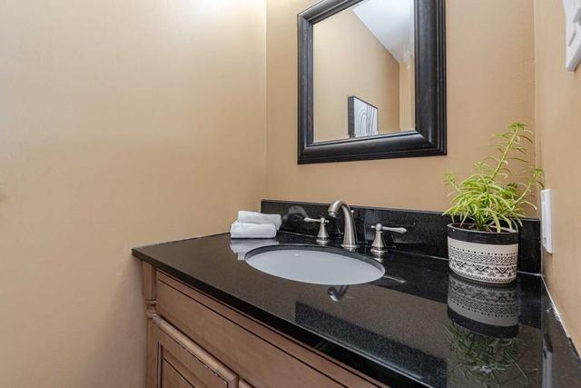 51 Mcmullen Cres, Townhouse with 3 bedrooms, 2 bathrooms and 2 parking in Brampton ON | Image 5