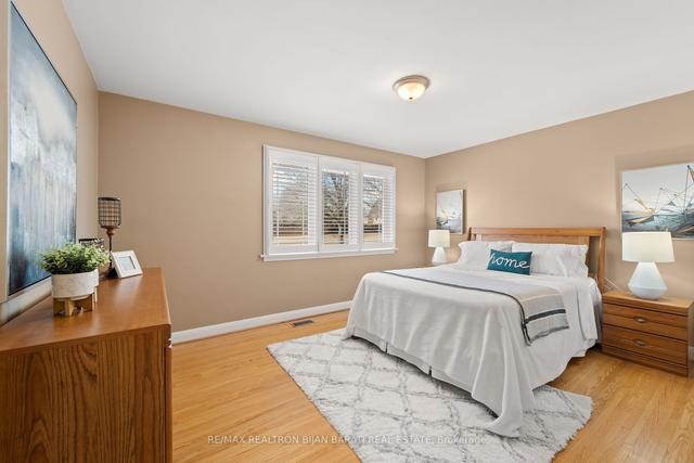 17 Ambrose Rd, House detached with 3 bedrooms, 2 bathrooms and 5 parking in Toronto ON | Image 11