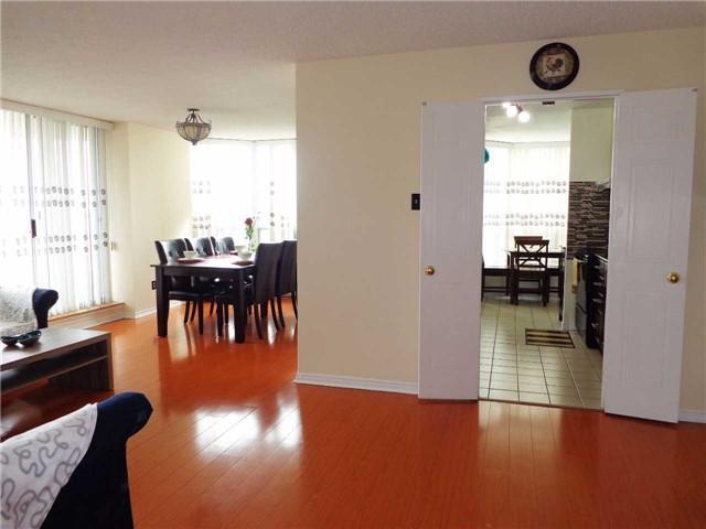 809 - 410 Mclevin Ave, Condo with 2 bedrooms, 2 bathrooms and 1 parking in Toronto ON | Image 3