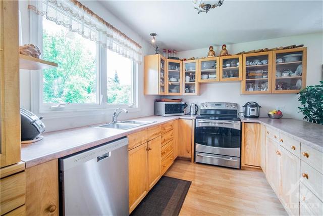 206 Castlefrank Road, House detached with 3 bedrooms, 2 bathrooms and 3 parking in Ottawa ON | Image 12