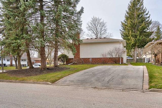 2195 Meadowbrook Rd, House detached with 3 bedrooms, 2 bathrooms and 6 parking in Burlington ON | Image 12
