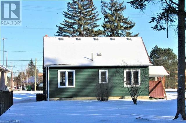 199 Angeline St S, House detached with 2 bedrooms, 1 bathrooms and 9 parking in Kawartha Lakes ON | Image 27