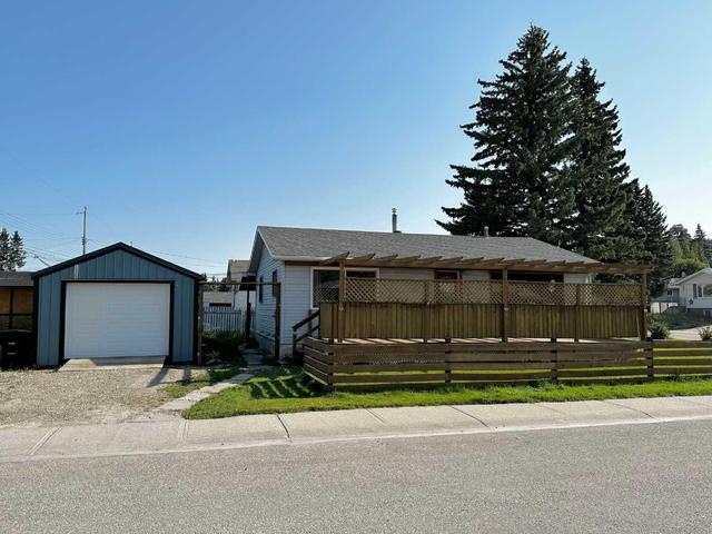 135 Sherwood Drive, House detached with 4 bedrooms, 2 bathrooms and 3 parking in Hinton AB | Image 1
