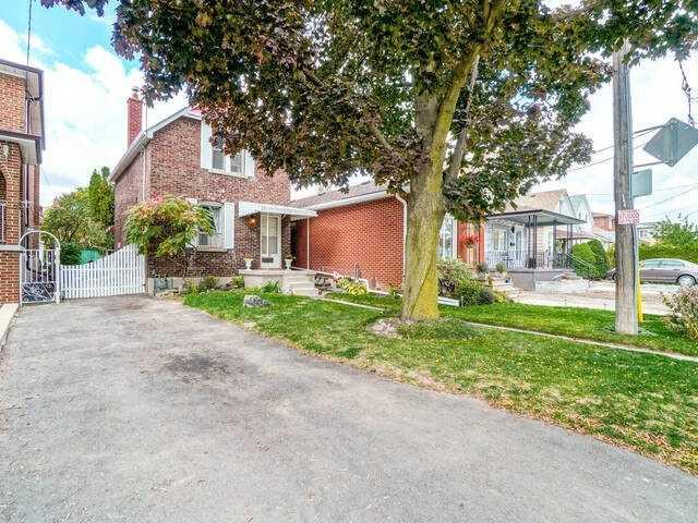 44 Gray Ave, House detached with 2 bedrooms, 2 bathrooms and 3 parking in Toronto ON | Image 1