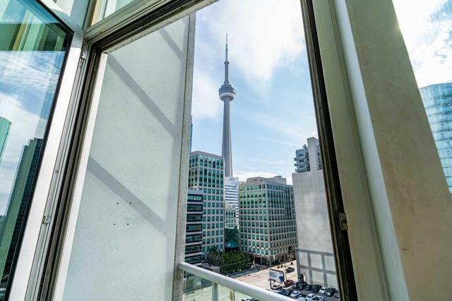 923 - 36 Blue Jays Way, Condo with 1 bedrooms, 2 bathrooms and 0 parking in Toronto ON | Image 2