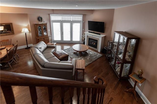1 - 120 Bronte Rd, House attached with 3 bedrooms, 3 bathrooms and 5 parking in Oakville ON | Image 4