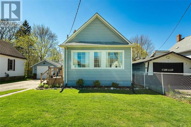 243 Emma Street, House detached with 3 bedrooms, 1 bathrooms and null parking in Sarnia ON | Image 2
