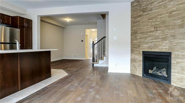 585 Catleaf Row, Townhouse with 3 bedrooms, 3 bathrooms and 2 parking in Ottawa ON | Image 9