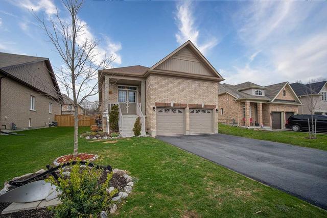 42 Middleton St, House detached with 2 bedrooms, 2 bathrooms and 6 parking in Wasaga Beach ON | Image 1