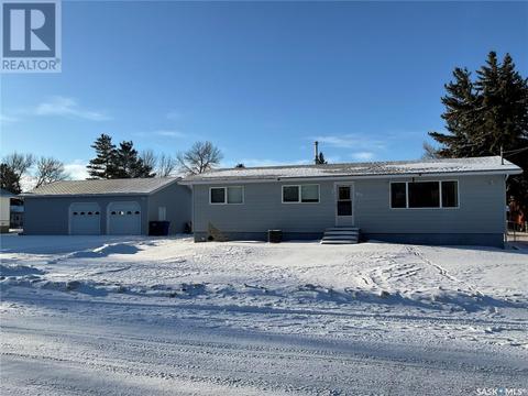 825 Walsh Avenue, House detached with 5 bedrooms, 2 bathrooms and null parking in Oxbow SK | Card Image