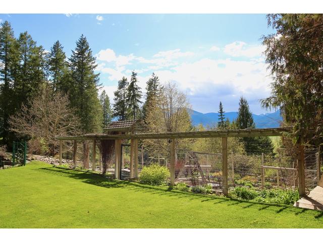 1111 Fox Tree Road, House detached with 3 bedrooms, 3 bathrooms and null parking in Central Kootenay B BC | Image 34