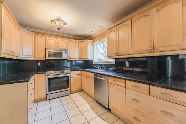 28 Barnstead Crt, House semidetached with 3 bedrooms, 2 bathrooms and 3 parking in Brampton ON | Image 3