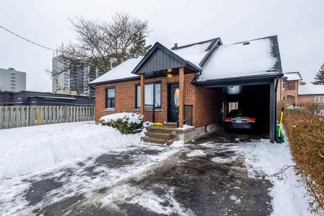 680 Victoria St, House detached with 2 bedrooms, 2 bathrooms and 2 parking in Kitchener ON | Image 1