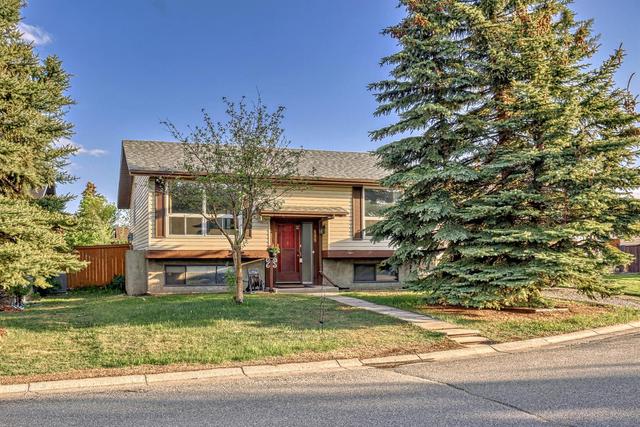 135 Abadan Place Ne, House detached with 5 bedrooms, 2 bathrooms and 2 parking in Calgary AB | Image 2