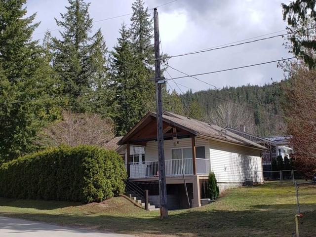 26 Montcalm Cres, House detached with 3 bedrooms, 1 bathrooms and 6 parking in Sicamous BC | Image 11