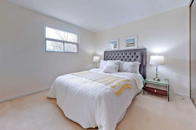 333 Hollyberry Tr, House semidetached with 4 bedrooms, 2 bathrooms and 3 parking in Toronto ON | Image 7