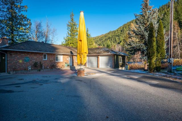 2166 Bealby Point Road, House detached with 11 bedrooms, 8 bathrooms and 8 parking in Central Kootenay E BC | Image 5