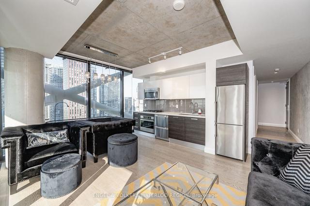 2406 - 224 King St W, Condo with 2 bedrooms, 1 bathrooms and 1 parking in Toronto ON | Image 3