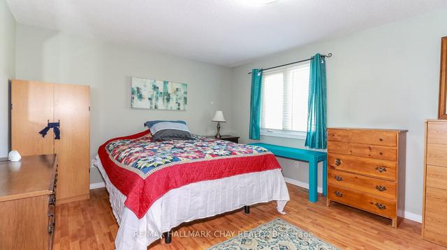 26 Wallace Dr, House attached with 3 bedrooms, 4 bathrooms and 5 parking in Barrie ON | Image 19