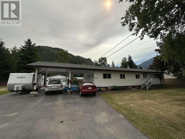 4666 Beaver Crescent, House other with 3 bedrooms, 2 bathrooms and null parking in Kitimat Stikine C (Part 1) BC | Image 2