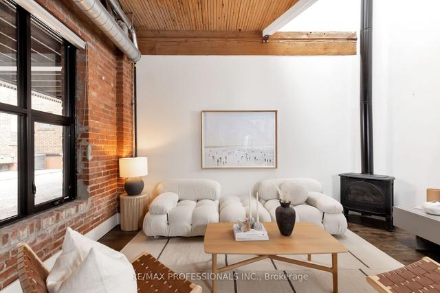 4 - 200 Clinton St, Townhouse with 2 bedrooms, 2 bathrooms and 1 parking in Toronto ON | Image 2
