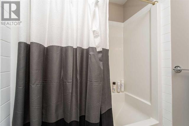 With shower/tub combo | Image 14