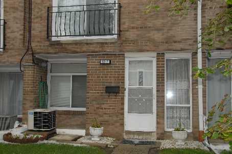th 7 - 32 Sentinel Rd, Townhouse with 2 bedrooms, 2 bathrooms and 2 parking in Toronto ON | Image 1