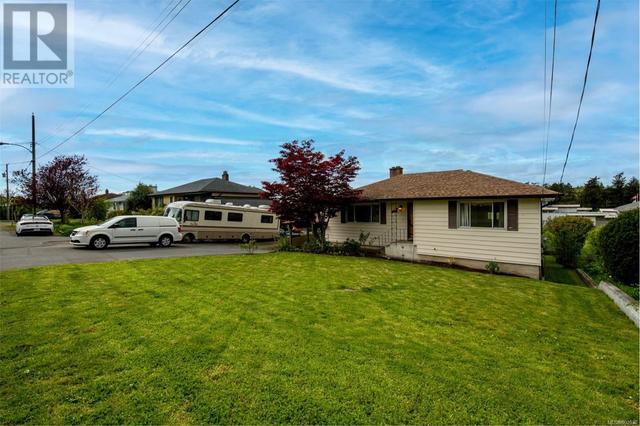 3696 Raymond St S, House detached with 4 bedrooms, 2 bathrooms and 5 parking in Saanich BC | Image 29