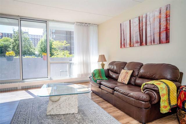 201 - 2 Glamorgan Ave, Condo with 2 bedrooms, 1 bathrooms and 1 parking in Toronto ON | Image 4