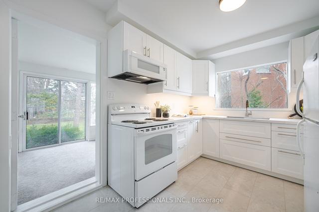 114 Rathburn Rd, House detached with 3 bedrooms, 2 bathrooms and 4 parking in Toronto ON | Image 3