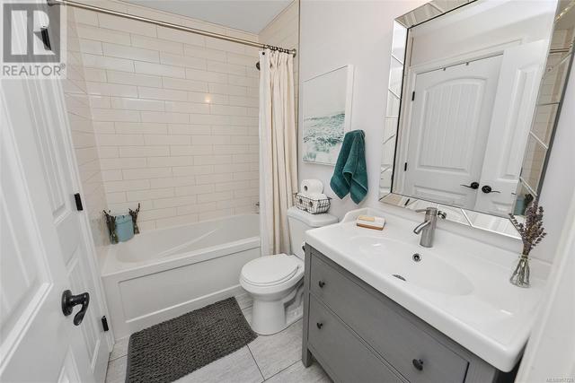 Second Residence Main Bathroom w Cheater Door to Second Bedroom | Image 54