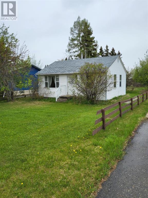 909 6th Avenue, House detached with 2 bedrooms, 1 bathrooms and null parking in Beaverlodge AB | Card Image