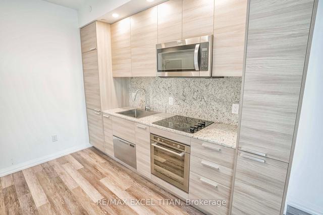 2701 - 75 Canterbury Pl, Condo with 1 bedrooms, 1 bathrooms and 1 parking in Toronto ON | Image 4