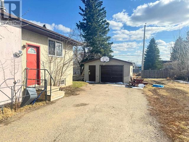 10307 104 Avenue, House detached with 5 bedrooms, 2 bathrooms and null parking in Fort St. John BC | Image 3