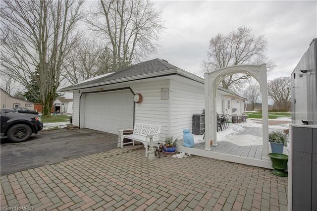 554 Holloway Bay Road, House detached with 3 bedrooms, 2 bathrooms and 17 parking in Port Colborne ON | Image 4
