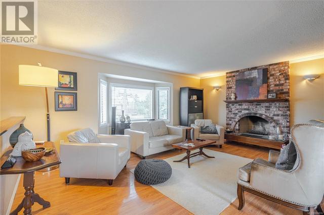 589 Kay St, House detached with 4 bedrooms, 2 bathrooms and 6 parking in Saanich BC | Image 3